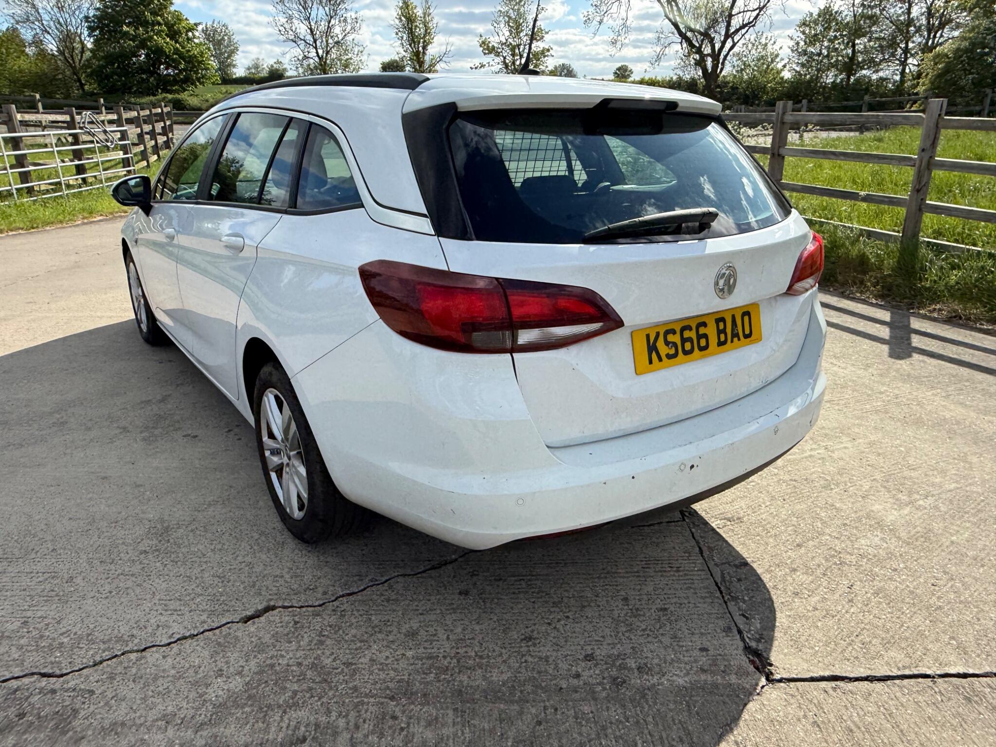 Vauxhall Astra 1.6 CDTi Tech Line Sports Tourer Euro 6 (s/s) 5dr — photo 67 of 104